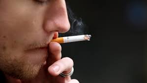 California aumenta edad legal para comprar tabaco