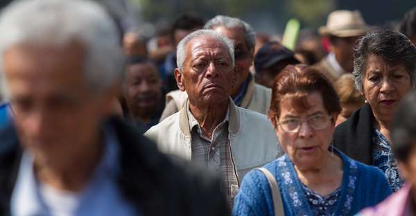 Critican doble pensión a adultos mayores 