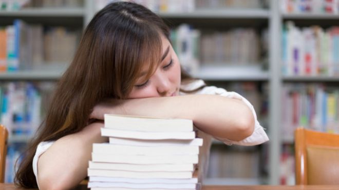 Dormir menos de 7 hrs afecta productividad en el trabajo