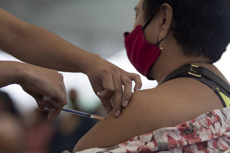 Empresas comenzarán a vacunar a trabajadores contra COVID a partir de julio, prevé la Coparmex.