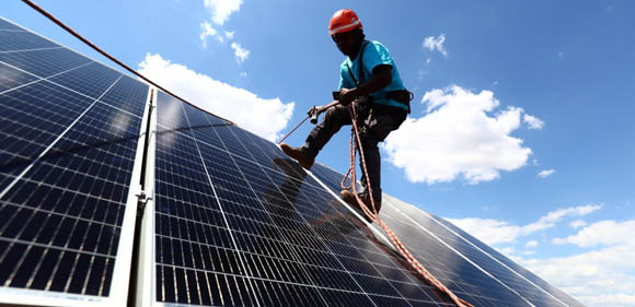 Energías renovables generan 3 veces más empleos que los de energías fósiles: IRENA