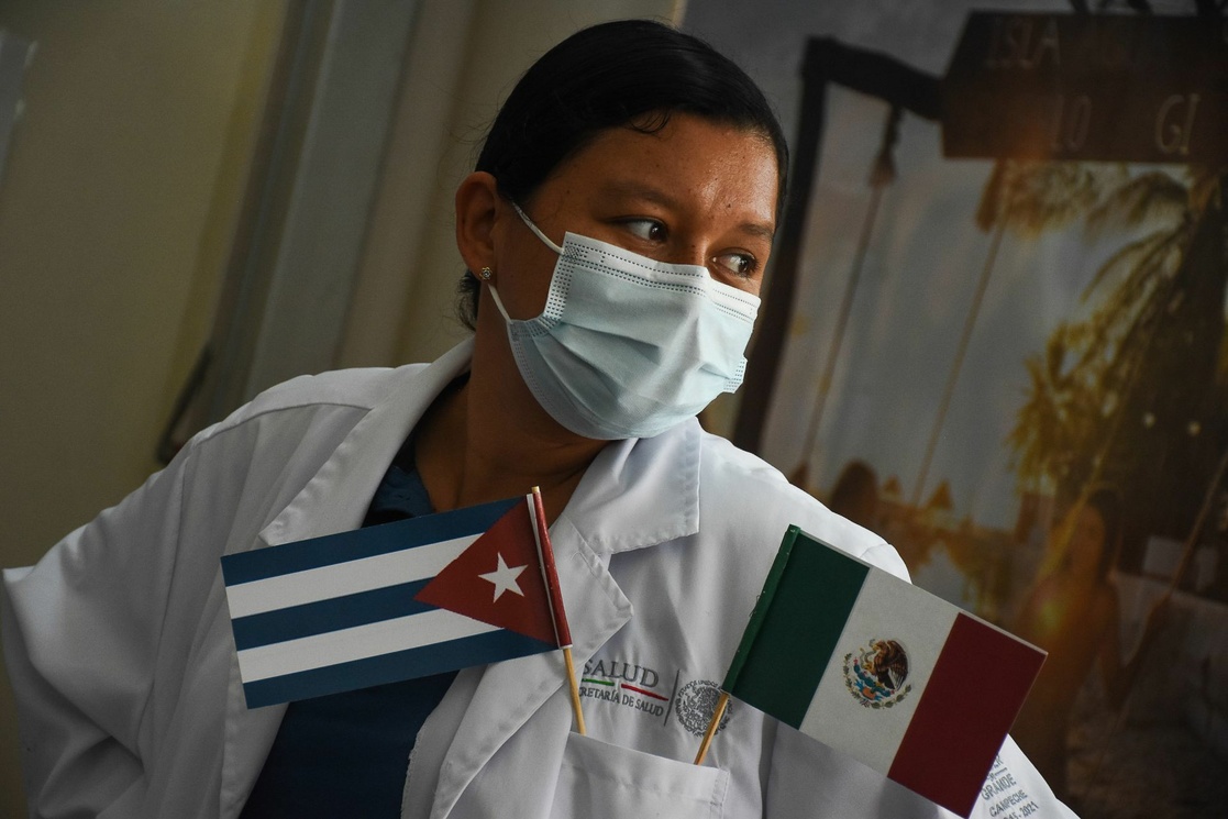 IMSS Guerrero recibe a médicos cubanos especialistas