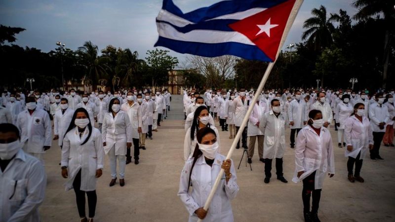 IMSS informa que ya trabajan otros 277 médicos cubanos en siete estados de México