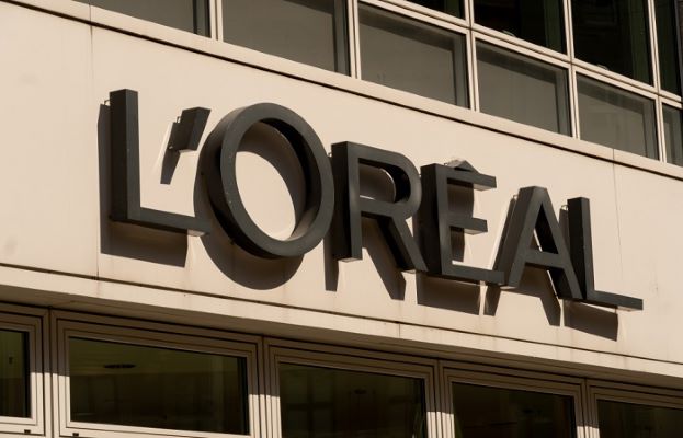 L’Oréal becará a 5,000 mujeres para acceder a un empleo