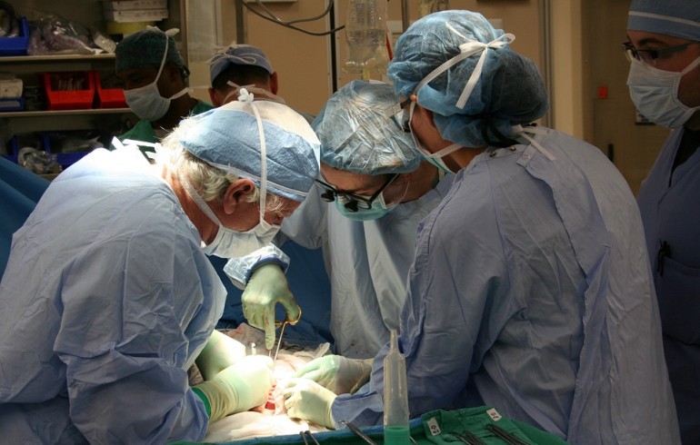 Médicos del IMSS implantan prótesis cerebral 3D 