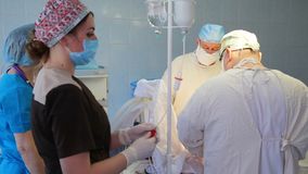 Médicos del IMSS retiran tumor de 15 kilos a una joven