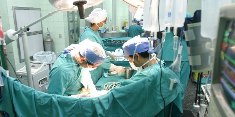 Médicos del IMSS trasplantan con éxito hígado a niña