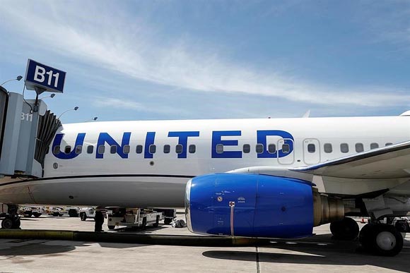 Pactan pilotos de United Airlines recorte salarial