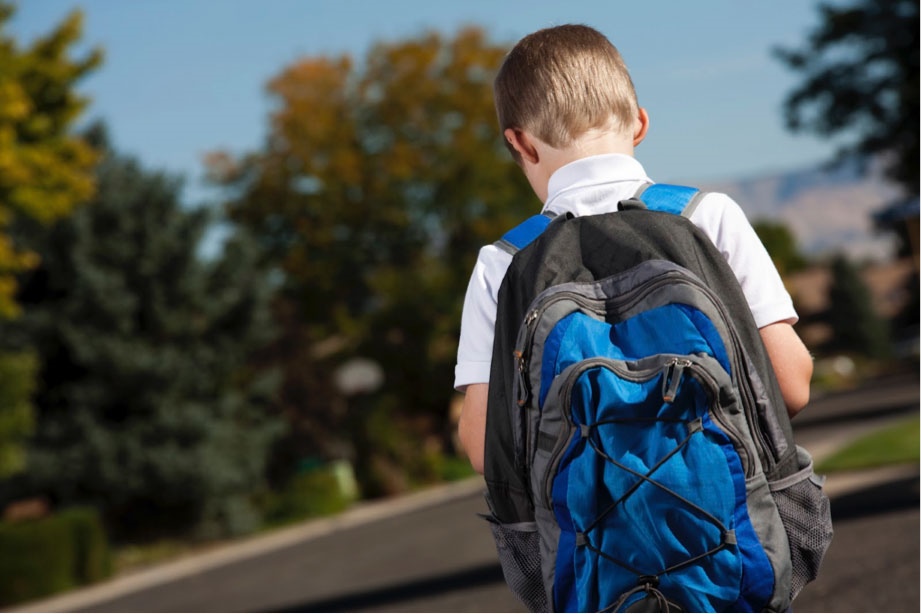 Peso de mochila escolar puede afectar columna vertebral de niños