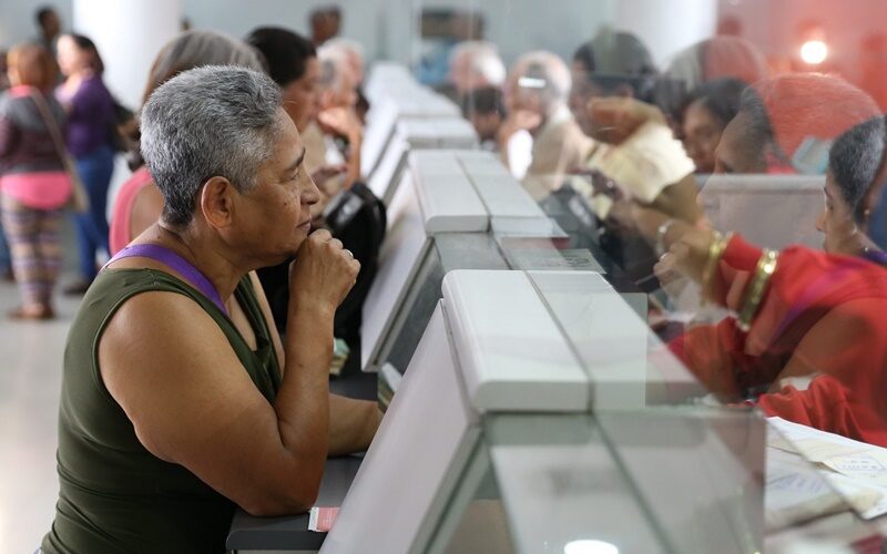 Prohiben a bancos cobrarse a lo "chino" en cuentas destinadas a pago de pensiones 