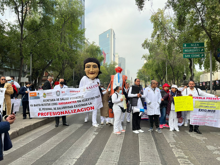 Protestan trabajadores de la salud frente al Senado