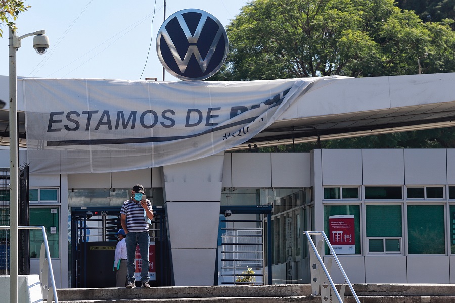 Trabajadores de Volkswagen aprueban revisión contractual por vía democrática y conjuran huelga