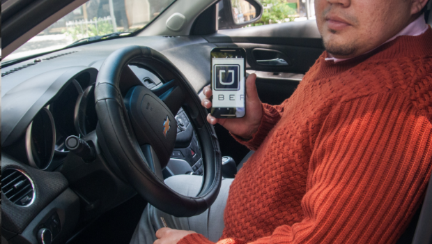 'Uber' presiona para cambiar leyes laborales, según la OIT