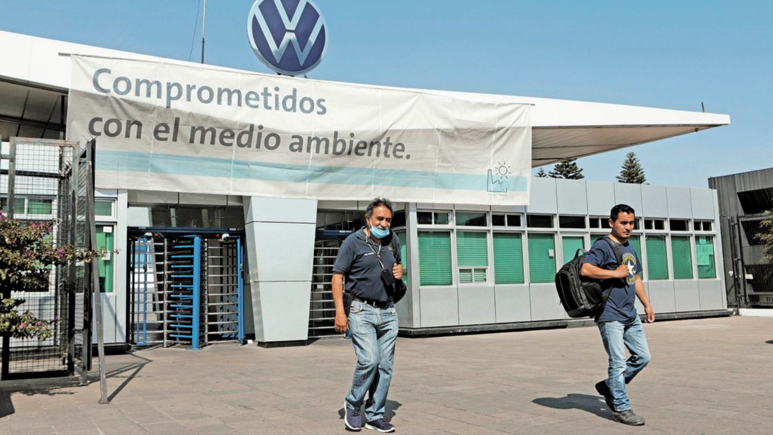 Volkswagen México acuerda con sindicato alza de 5.5% a salarios de los trabajadores