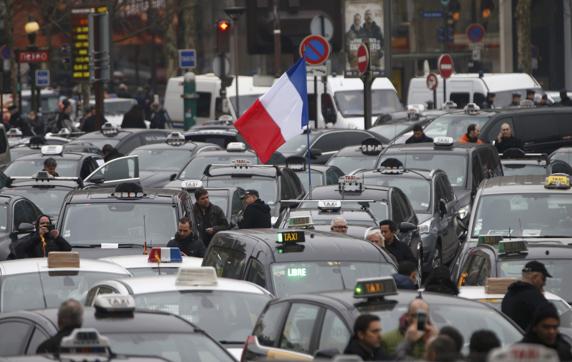 Complican huelgas transporte en Francia