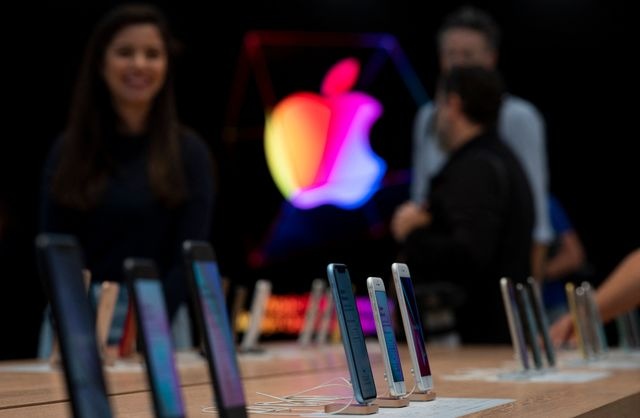 Empleados de una tienda de Apple en EU aprueban sindicato