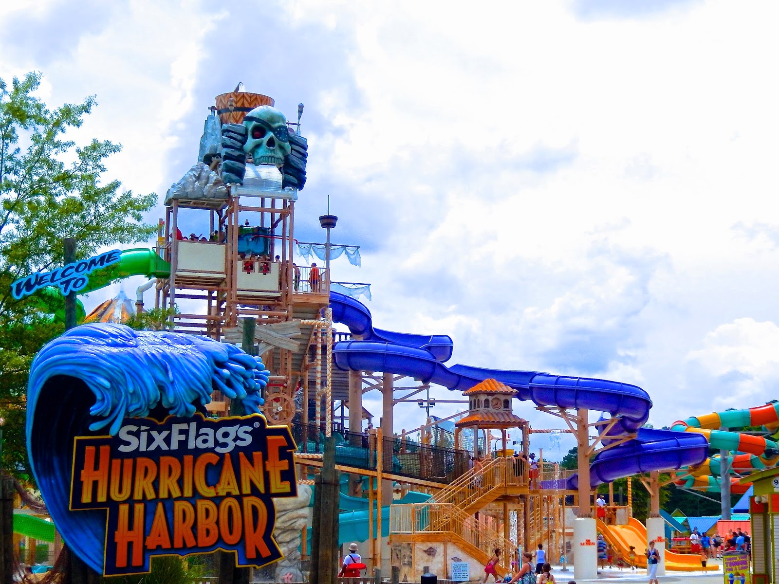 En un mes reabrirá Six Flags Hurricane