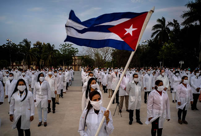 Por qué los médicos cubanos estarían poniendo en riesgo el sistema de salud público de México