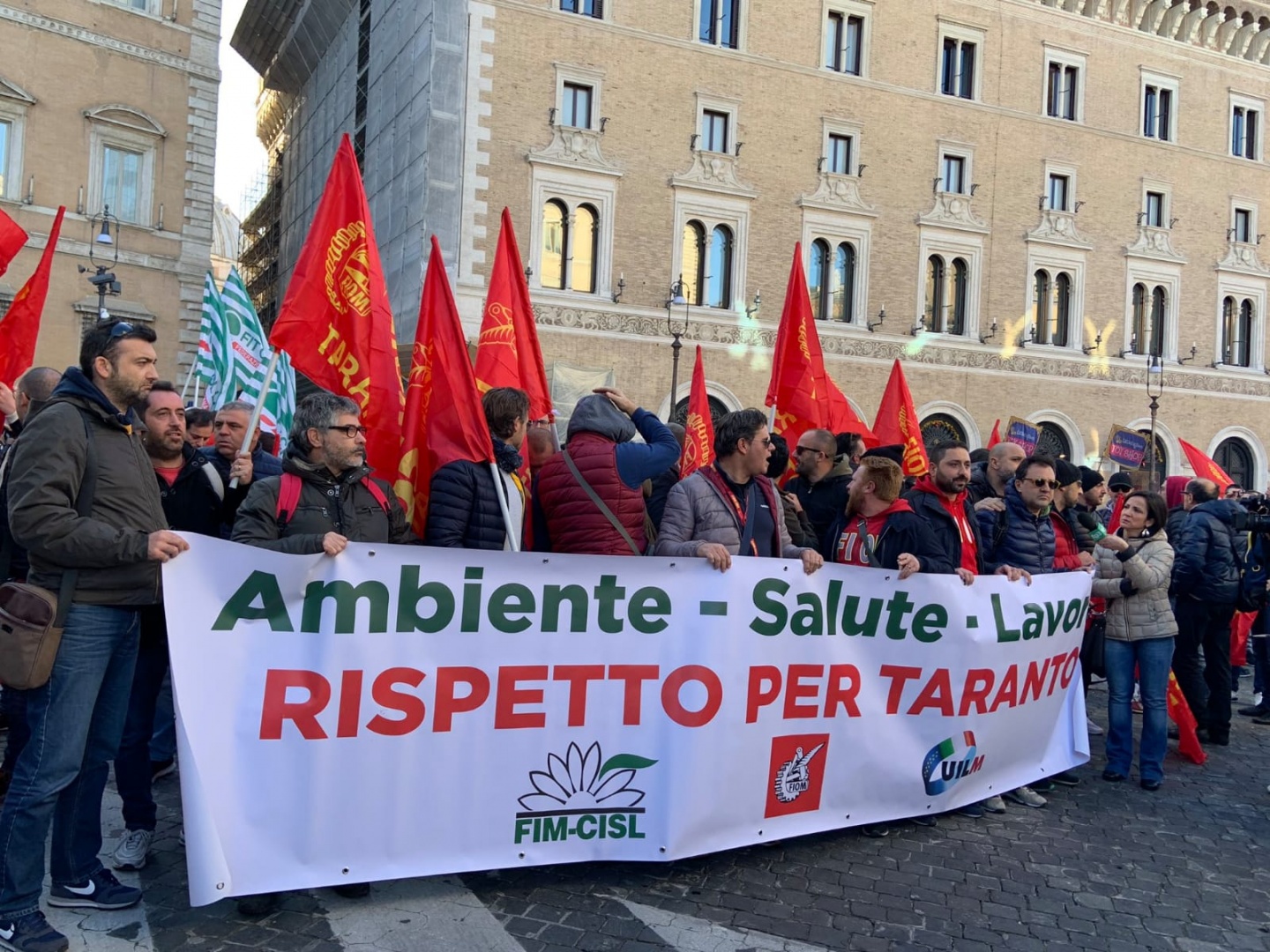 Revuelta sindical contra ArcelorMittal por echar  a 3,300 empleados en Italia
