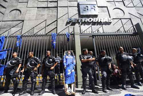 Se van 12 mil empleados de Petrobras 