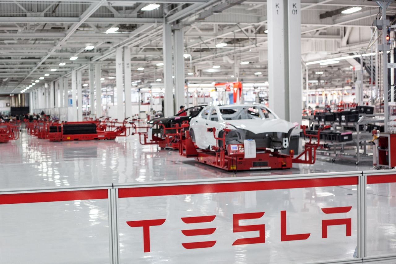 Tesla anuncia que eliminará 500 empleos en California