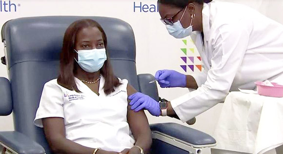 Trabajadora de la salud de Nueva York es la primera vacunada contra el Covid-19 en EU
